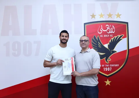 محمد الشناوي خلال إعلان تجديد عقده مع الأهلي
