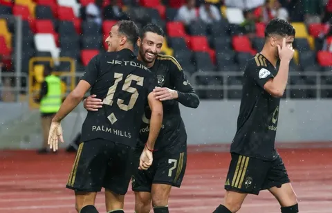 صورة أرشيفية للاعبي الأهلي يحتفلون في الملعب