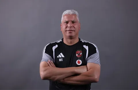 صورة أرشيفية لوائل جمعة بملابس الجهاز الفني للأهلي